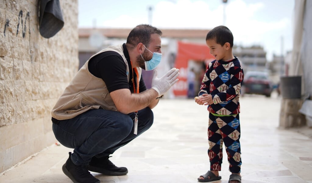 The WASH in Beqaa, distributing bleach and sanitizing products to Syrian refugee. (beeld Maria Bou Chaaya)