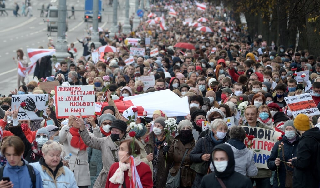 <p>Studenten en gepensioneerden deden maandag mee aan de stakingsmars in Minsk tegen president Loekasjenko</p> (beeld epa)