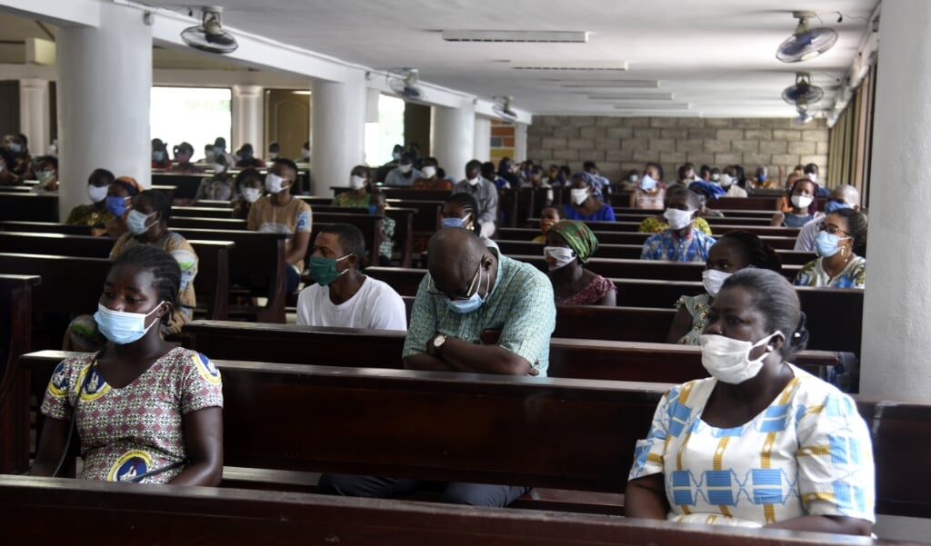 <p>Katholieke gelovigen in Abidjan, de hoofdstad van het Afrikaanse Ivoorkust.</p> (beeld Sia Kambou / afp)