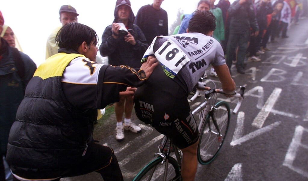 Jeroen Blijlevens tijdens de Vuelta van 1999. Op het steilste stuk van de Agliru krijgt de Nederlander een duwtje van een Spaanse wielerfan. (beeld anp)