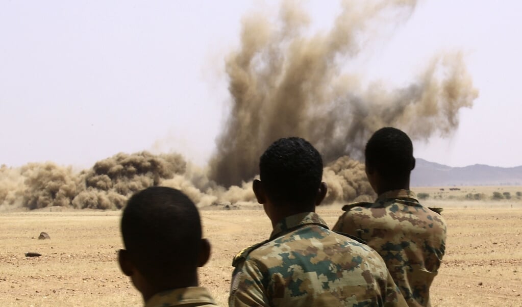 <p>Militairen vernietigen 300.000 ongeregistreerde wapens die zijn ingeleverd gedurende een ontwapeningscampagne. </p> (beeld afp / Ashraf Shazly)