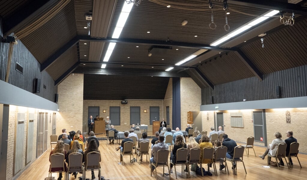 <p>In het dorpshuis van Stroe passen op anderhalve meter meer mensen dan in het dorpskerkje van Kootwijk. Vandaar. </p> (beeld Niek Stam)