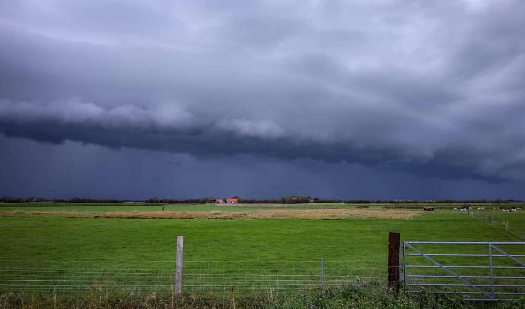 <p>Een shelfcloud, ook wel ‘plankwolk’, bij het Zeeuwse Meliskerke. De wolkenkraag komt voor bij zware onweersbuien. </p> (beeld hollandse hoogte / venema media)