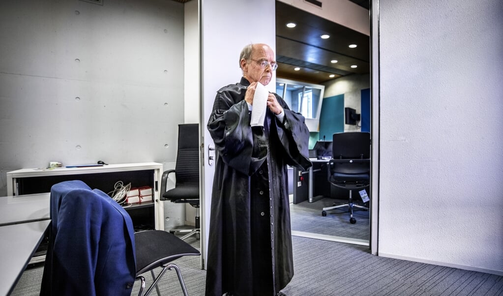 <p>Willem Korthals Altes (70) maakt zijn rentree als rechter. Het is voor het eerst dat rechters ouder dan 70 jaar hun vak mogen uitoefenen. </p> (beeld Raymond Rutting)