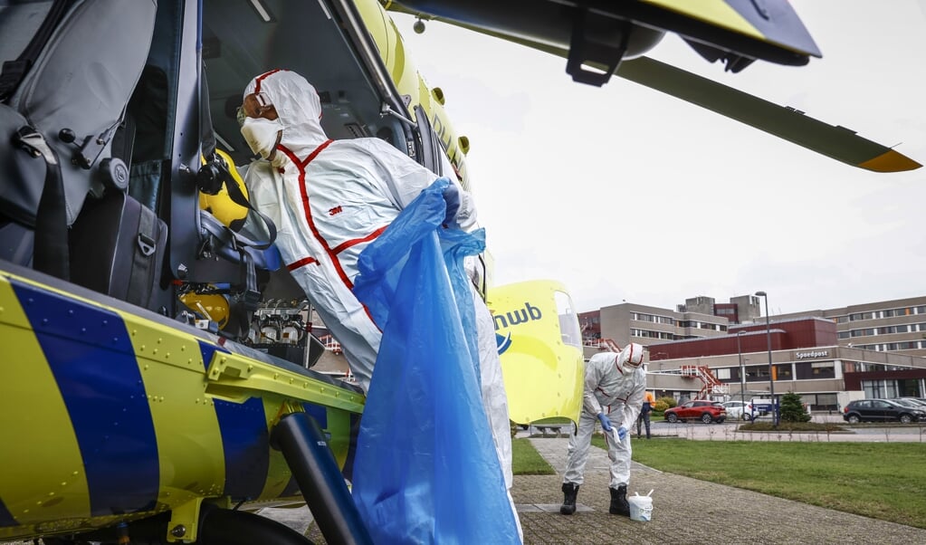ALMELO - De Lifeliner 5, een traumahelikopter die speciaal is ingericht voor snel vervoer van intensive care-patienten, wordt ontsmet na het vervoer van een slachtoffer van het coronavirus van het Erasmus MC naar het ZGT. In het voorjaar is deze traumahelikopter ook ingezet voor coronavervoer in Nederland en Duitsland. ANP VINCENT JANNINK (beeld Vincent Jannink)