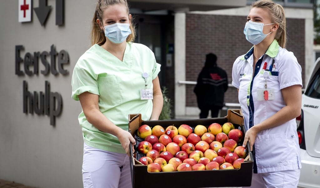<p>Gratis appels van boeren voor verpleegkundigen. Dwangmatig gezond eten kan uitgroeien tot een psychische stoornis, zegt promovenda Martina Valente.</p> (beeld anp / Sem van der Wal)