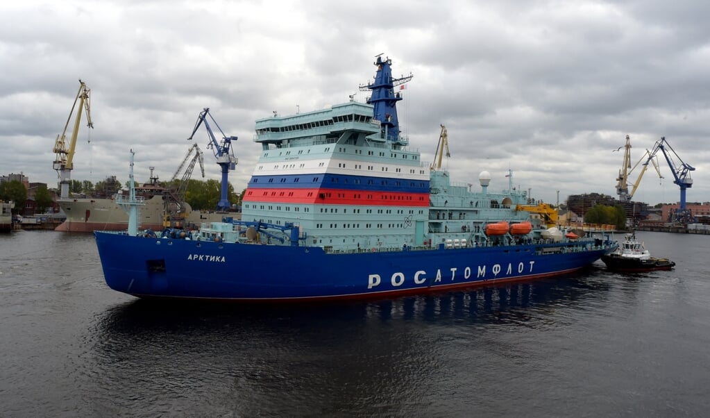 <p>De Russische nucleaire ijsbreker Arktika bij vertrek op zijn eerste reis richting de Noordpool.</p> (beeld AFP/Olga Maltseva)