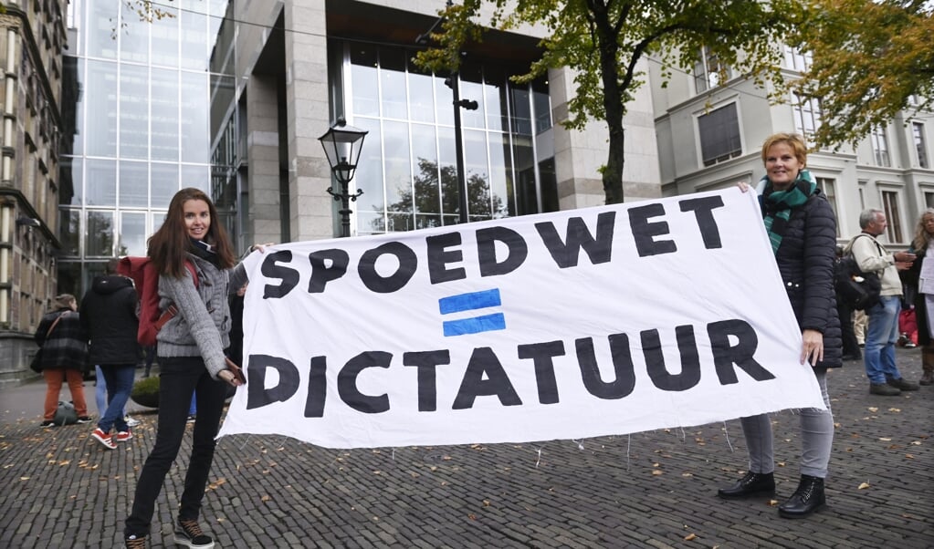 <p>Protest op het Plein in Den Haag tijdens een debat in de Tweede Kamer over maatregelen ter bestrijding van de coronapandemie.</p> (beeld anp / Peter Hilz)