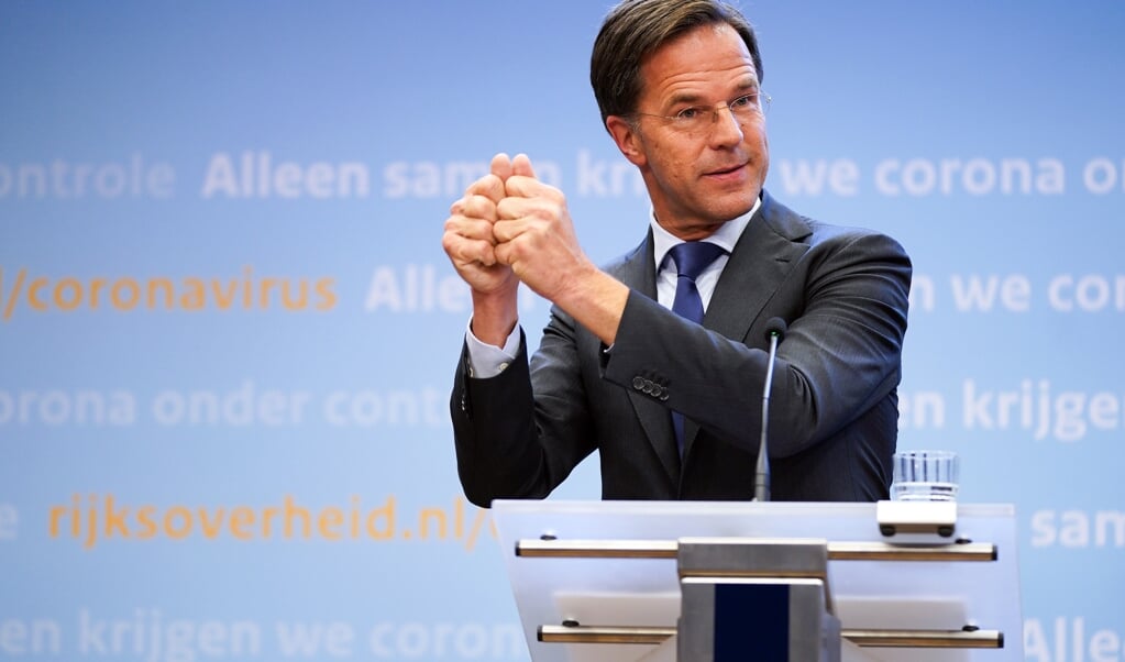 <p>Premier Rutte: ‘De hamer waarmee we het virus willen platslaan moet groot genoeg zijn.’</p> (beeld anp / Bart Maat)