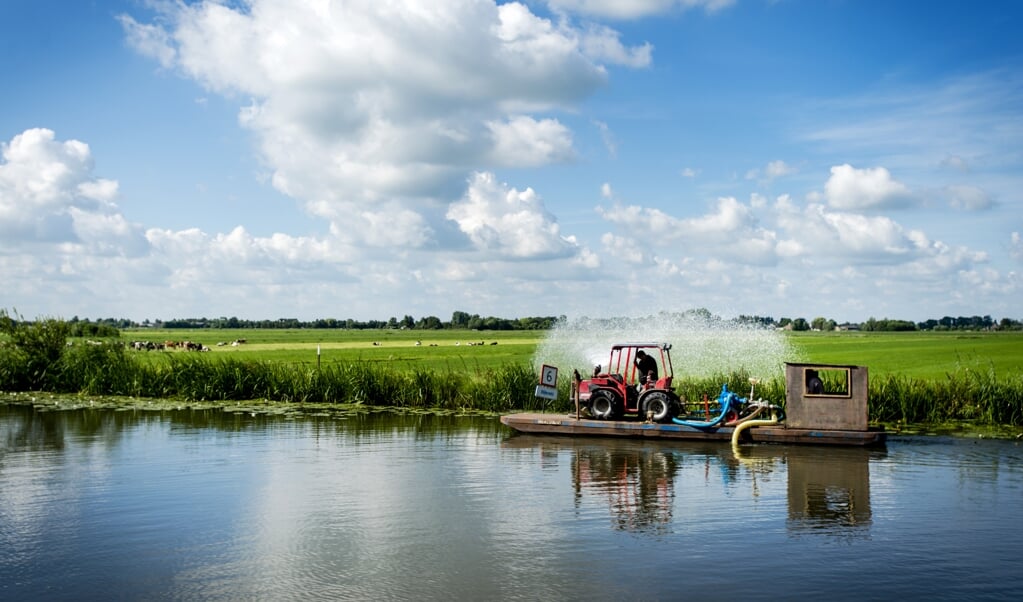 <p>Het veenweidelandschap bij Wilnis. 'Om een echte reductie van de bodemdaling te realiseren zal het veel natter moeten worden.'</p> (beeld anp / Robin van Lonkhuijsen)
