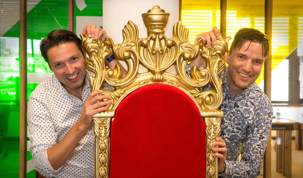 <p>Matthijs (l.) en Thomas van den Ende hebben een troon in hun softwarebedrijf gezet. ‘Het moet hier gezellig en leuk zijn.’</p> (beeld Hans-Lukas Zuurman)