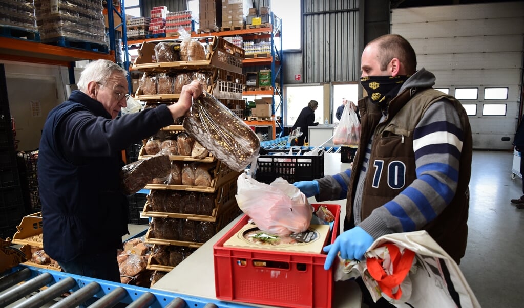 <p>Bij de voedselbank in Deventer gaat er naast een pizza ook een brood mee.</p> (beeld Marcel van den Bergh)