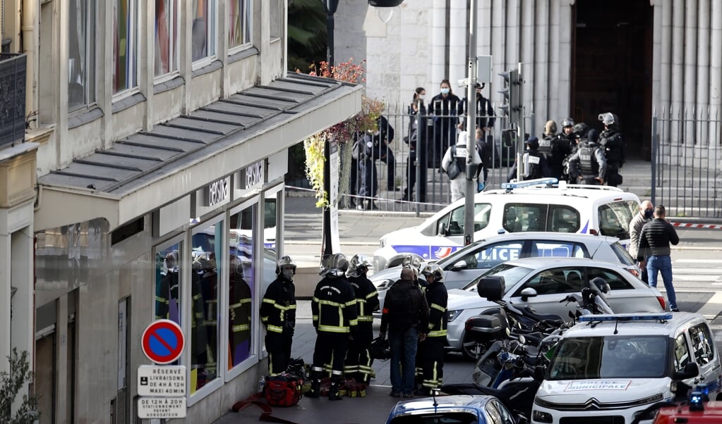 <p>Frankrijk werd donderdag opnieuw getroffen door een terreuraanslag, nu in en bij de basiliek in Nice. Een 70-jarige vrouw werd in de kerk 'vrijwel onthoofd', twee anderen werden door messteken om het leven gebracht. </p> (beeld epa / Sebastien Nogier)