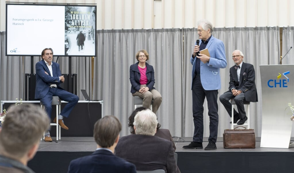 <p>Johan Snel, Sophie van Bijsterveld, George Harinck en Jan Schinkelshoek tijdens de boekpresentatie.</p> (beeld Niek Stam)