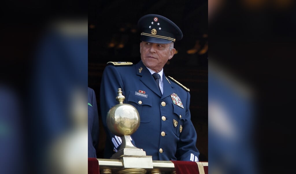 <p>De Mexicaanse oud-generaal Salvador Cienfuegos tijdens een parade in 2017.</p> (beeld epa / Sashenka Gutierrez)