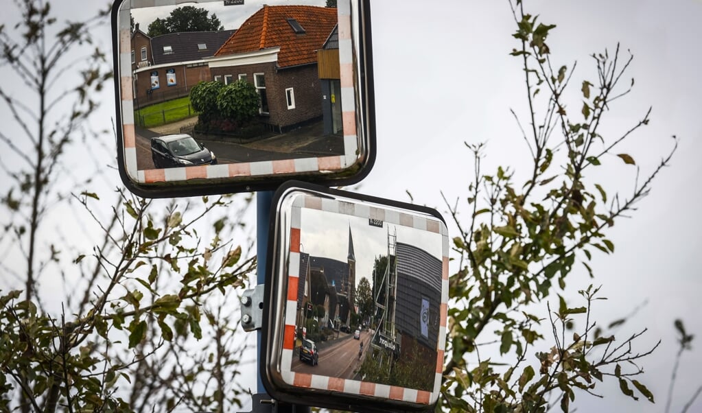 <p>Straatbeeld van Staphorst (met onder de inmiddels bekende hersteld-hervormde kerk), gezien door verkeersspiegels.</p> (beeld anp / Vincent Jannink)