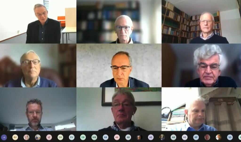 <p>Vanwege de coronapandemie vergaderden de afgevaardigden digitaal vanuit huis. In het midden CGK'er Martin den Heijer.</p> (beeld nd)
