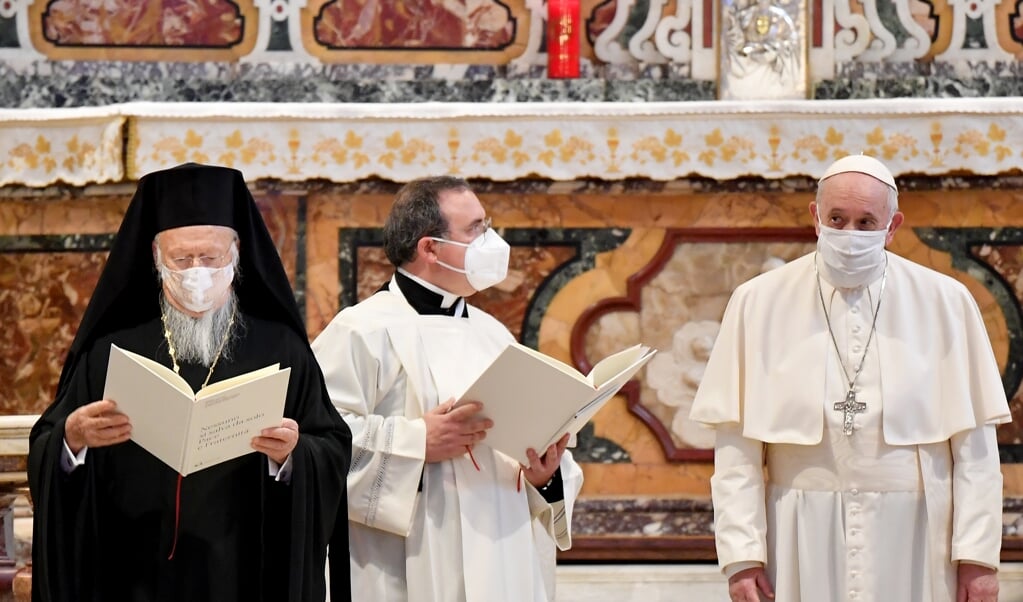 <p>Patriarch Bartholomeüs I van Constantinopel (links) en paus Franciscus van Rome (rechts) tijdens de interreligieuze vredesontmoeting in de basiliek van Santa Maria in Aracoeli in Rome.</p> (beeld afp / Andreas Solaro)
