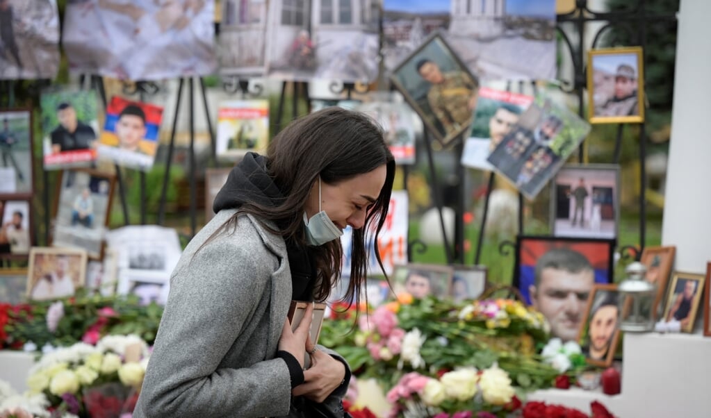 <p>Een Armeense vrouw huilt bij een provisorische gedenkplaats voor de Armeense ambassade in Moskou</p> (beeld afp / Natalia Kolesnikova)