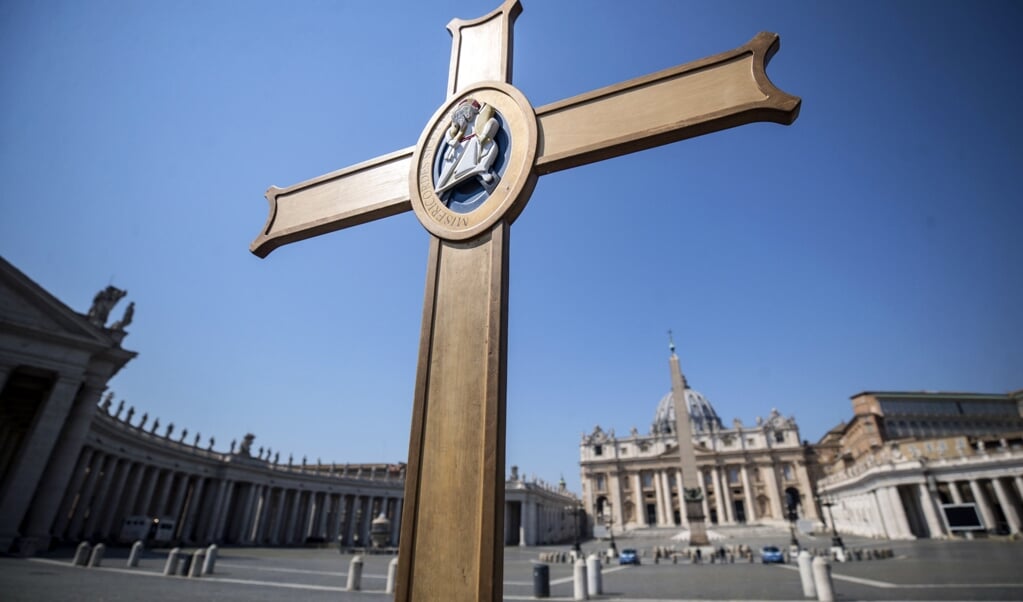 <p>Het Sint-Pietersplein in Rome ligt er verlaten bij door de coronacrisis.</p> (beeld epa / Angelo Carconi)