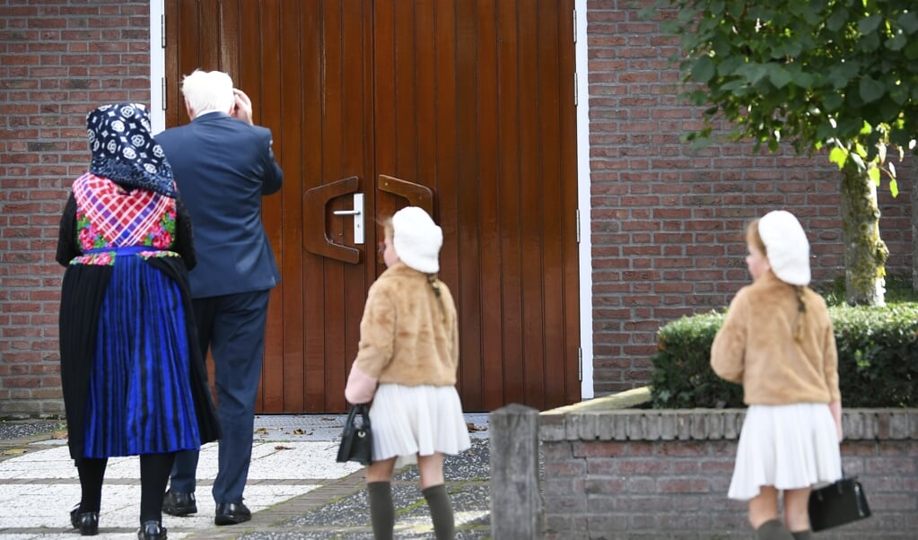<p>Drie kerkdiensten met honderden kerkgangers in Staphorst zorgden afgelopen zondag voor veel ophef.</p> (beeld anp / Piroschka van de Wouw)