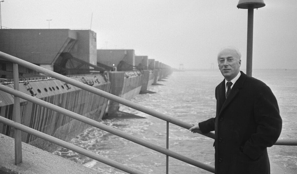 Minister Bakker tijdens de opening van de Haringvlietsluizen op 2 november 1970. (beeld anefo / Eric Koch)