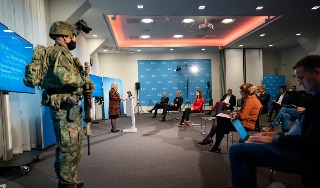 <p>Minister Ank Bijleveld van Defensie (CDA) presenteert de ‘Defensievisie 2035’, een nieuwe visie op de uitdagingen waar Defensie in deze onzekere tijd voor staat.</p> (beeld anp / Bart Maat)