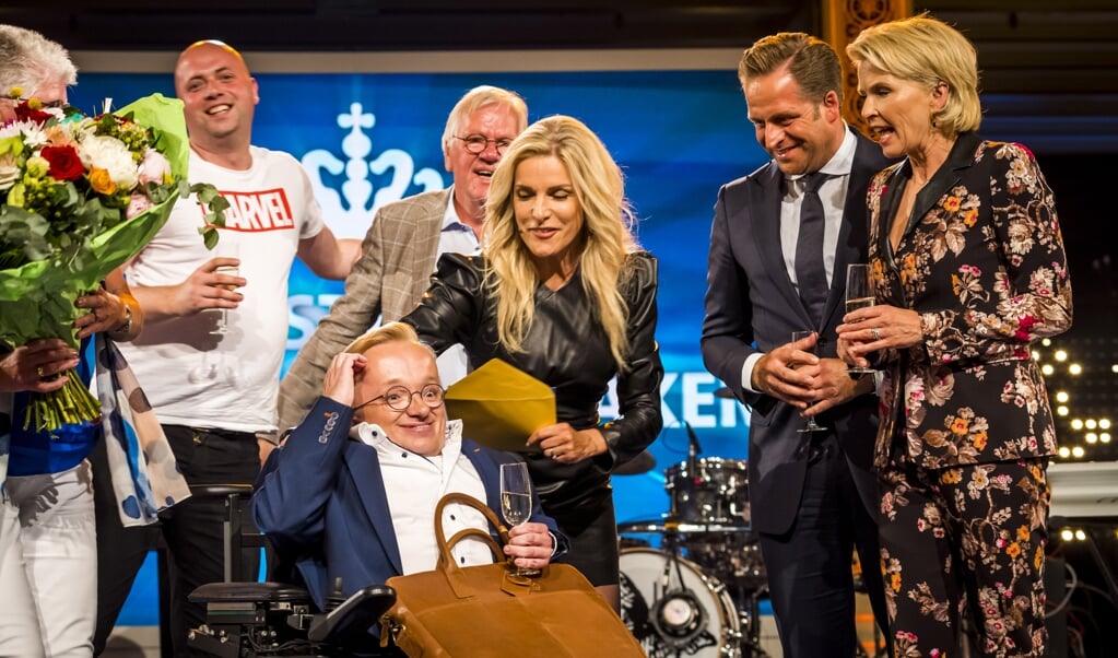 <p>Tv-presentatrice Lucille Werner (m.) bij de verkiezing in 2019 van Rick Brink uit Hardenberg tot 'minister van Gehandicaptenzaken'. Zowel Werner als Brink staan op de conceptlijst van het CDA voor de Tweede Kamerverkiezingen.</p> (beeld anp / Lex van Lieshout)