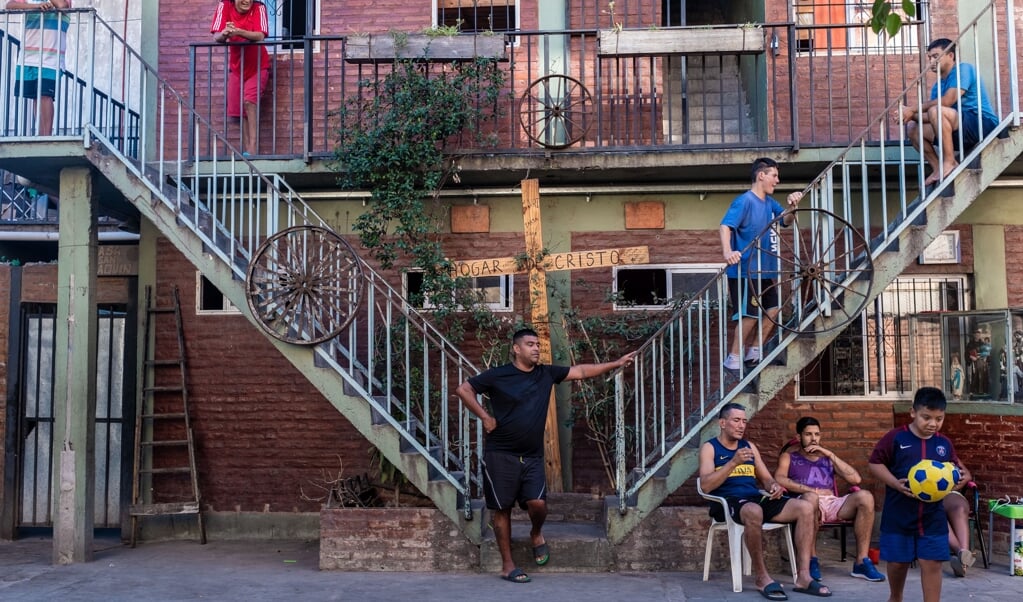 In de wijk Padre Ricciardelli in Buenos Aires biedt het hogar de Cristo opvang aan honderd man. (beeld la croix / Anita Pouchard Serra)