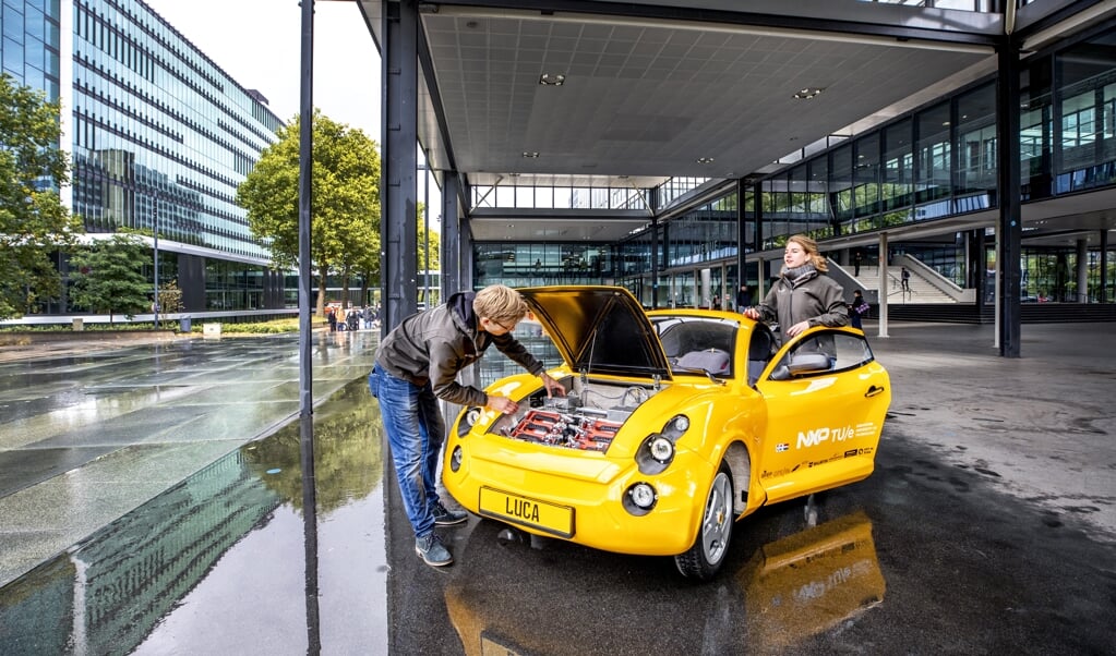 <p>De studenten Sietze Gelderloos (links) en Lisa van Etten bij hun nieuwste creatie Luca, een auto die bijna volledig bestaat uit gerecycled afval. </p> (beeld Raymond Rutting)