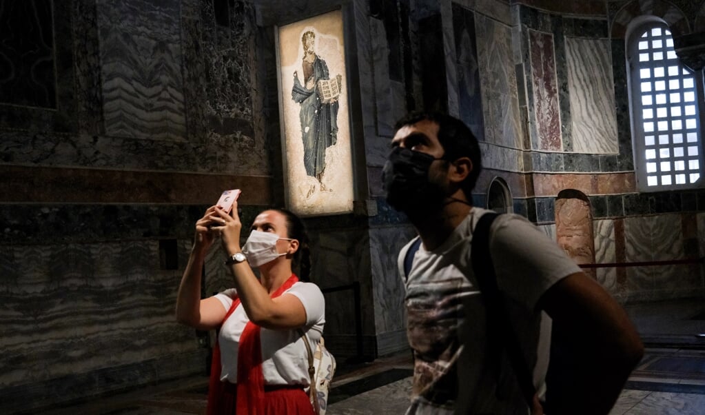 De Chorakerk heeft wereldberoemde mozaïeken en fresco’s. Nu het een moskee wordt, moeten die worden afgedekt. (beeld epa / Sedat Suna)