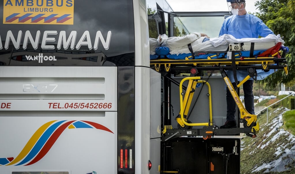 Met een speciale ambulancebus werden donderdag zes coronapatienten van Rotterdam naar Maastricht vervoerd. (beeld anp / Marcel van Hoorn)