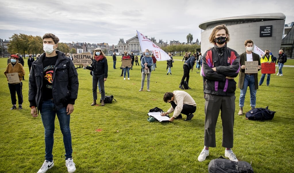 <p>Studenten demonstreerden begin deze maand op het Museumplein in Amsterdam omdat ze ondanks de coronacrisis meer fysiek onderwijs willen. CHE-bestuursvoorzitter Jan Hol bepleit dat kerken en christenen studenten adopteren.</p> (beeld anp / Koen van Weel)