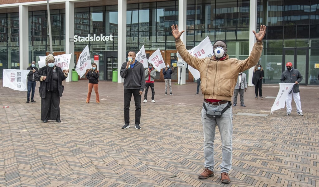 <p>Stop corona, houd je aan de maatregelen. Dat is de oproep van voorgangers van migrantenkerken aan bewoners van de Bijlmer.</p> (beeld Martin Waalboer)