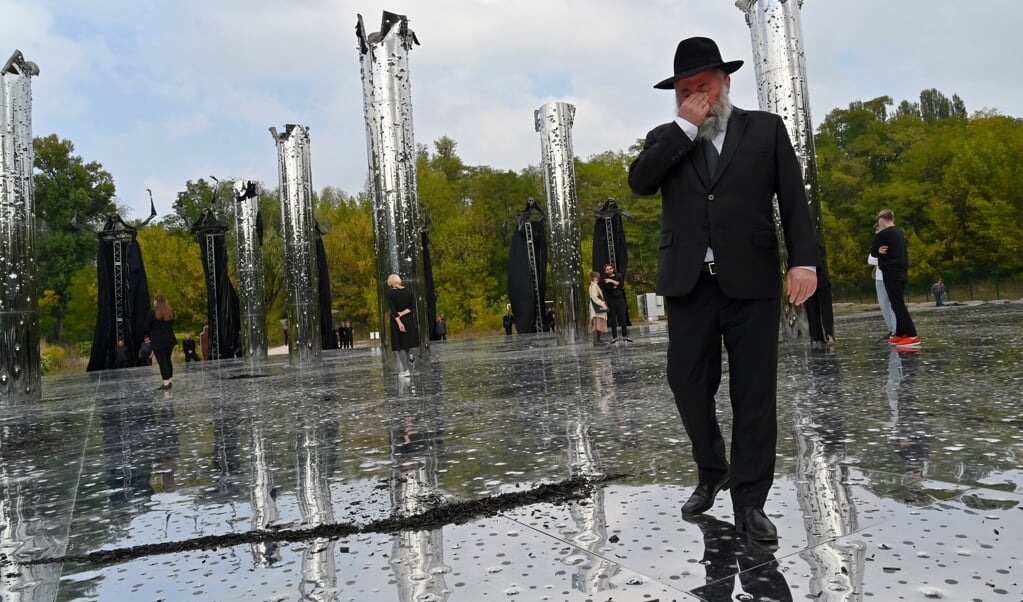 Emoties bij de holocaustherdenking in Kiev, Oekraïne, bij het ravijn Babi Jar, op 29 september dit jaar. Bij het ravijn vermoordden de nazi's vanaf september 1941 meer dan honderdduizend Joden. (beeld afp / Sergei Supinsky)