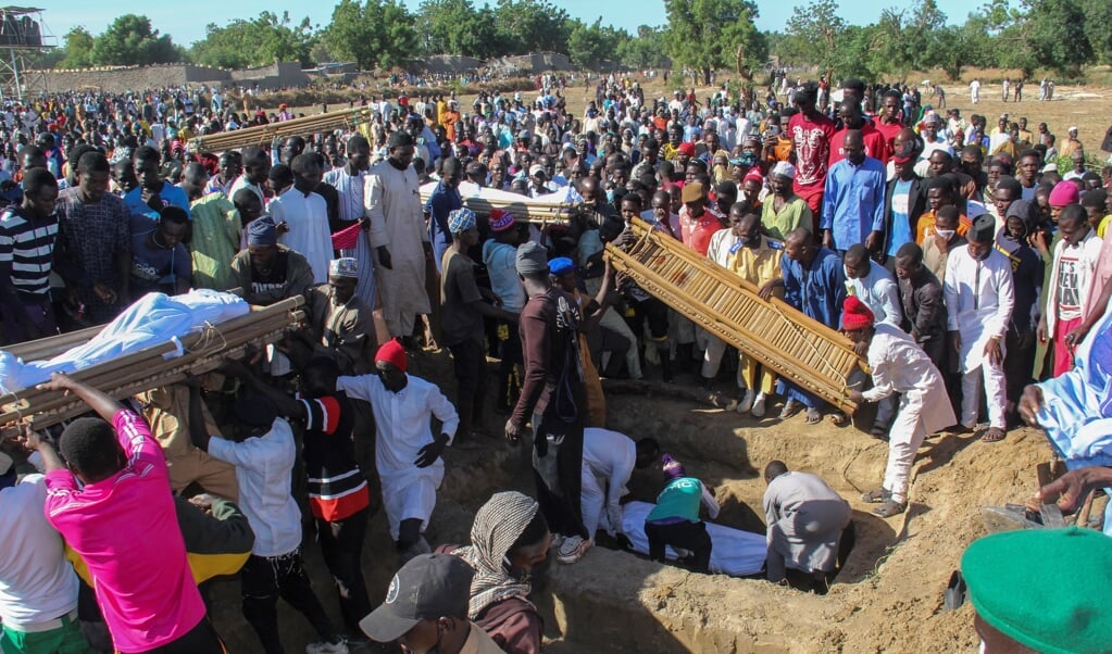 Zondag werden de eerste 43 vermoorde landarbeiders in Zabarmari begraven. Ze kwamen uit de deelstaat Sokoto, duizend kilometer verderop in het noordwesten van Nigeria. (beeld afp / Audu Marte)