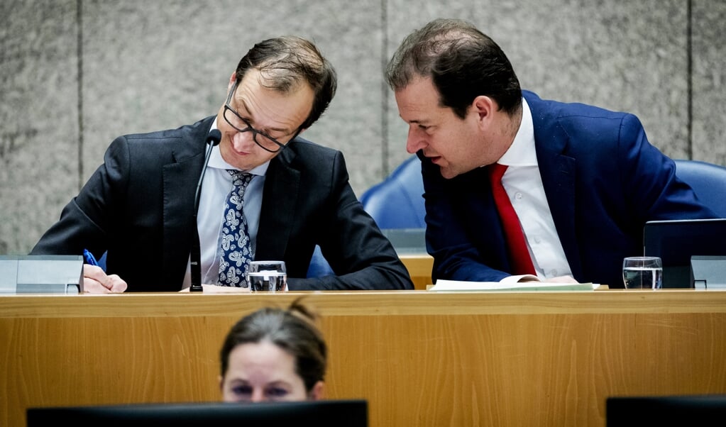 Eric Wiebes en Lodewijk Asscher als staatssecretaris van Financiën en minister van Sociale Zaken in 2016 in het regeringsvak in de Tweede Kamer. (beeld anp / Robin van Lonkhuijsen)