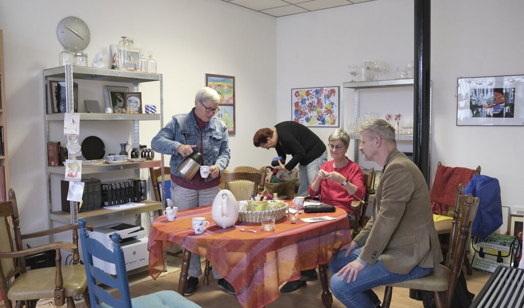 De deelwinkel is een huiskamer voor het dorp, waar spullen en talenten worden gedeeld, maar ook inspiratie en gezelligheid. (beeld Sjaak Verboom)