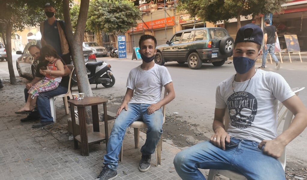 <p>'Libanon gaat teveel op Syrië lijken', vinden Syrische jongeren op straat in Beiroet. Steeds meer jongeren, ook Libanese, willen het land de rug toekeren.</p> (beeld Jacob Hoekman)