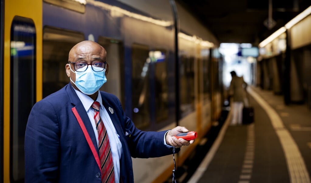 Het mondkapje wordt ook verplicht in stations en bij bus- en tramhaltes. (beeld anp / Robin van Lonkhuijsen)