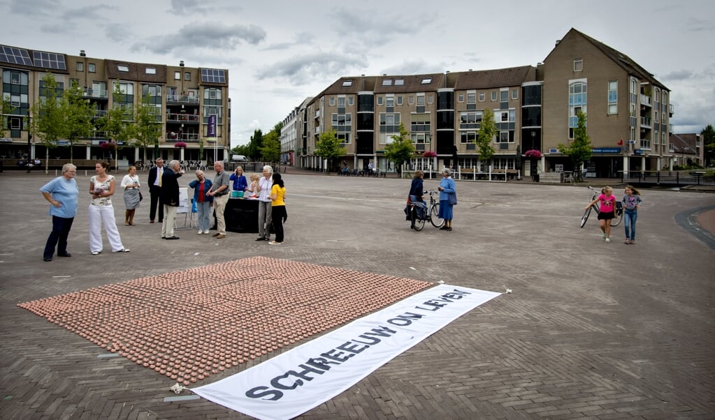 Een protest van Schreeuw om Leven tegen de vestiging van een abortuskliniek in Houten in 2013. (beeld anp / Robin van Lonkhuijsen)