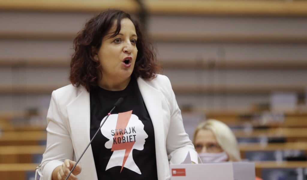 Spaanse parlementslid Iratxe Garcia Perez tijdens het debat over abortusrechten in Polen in het Europees Parlement. (beeld epa / Olivier Hoslet)