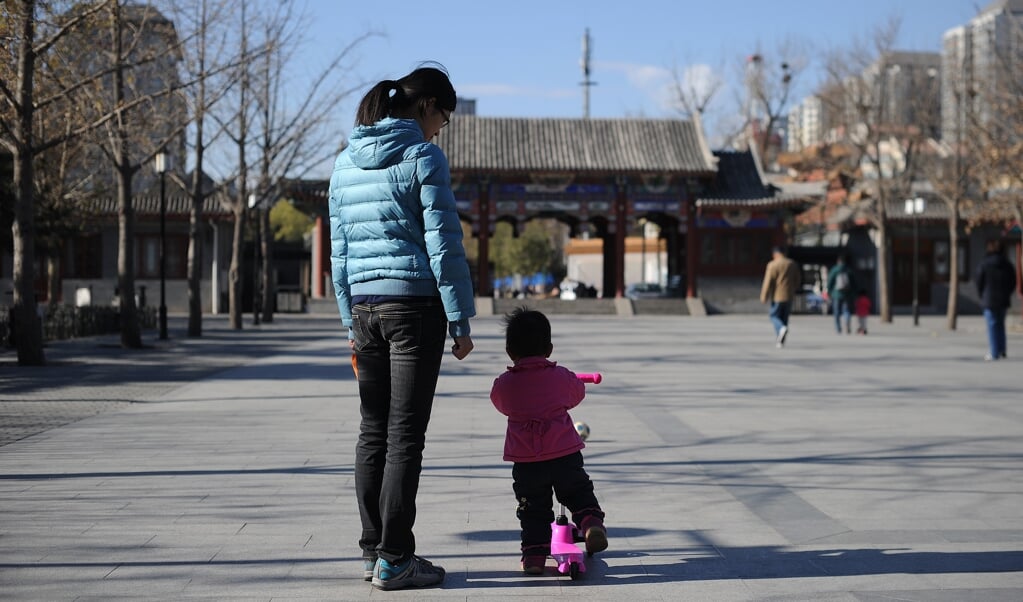 Het wegvallen van de eenkindpolitiek leidt tot trends in China. Sommige kinderen krijgen van hun ouders zelfs een nieuw verzonnen achternaam. (beeld afp / Wang Zhao)