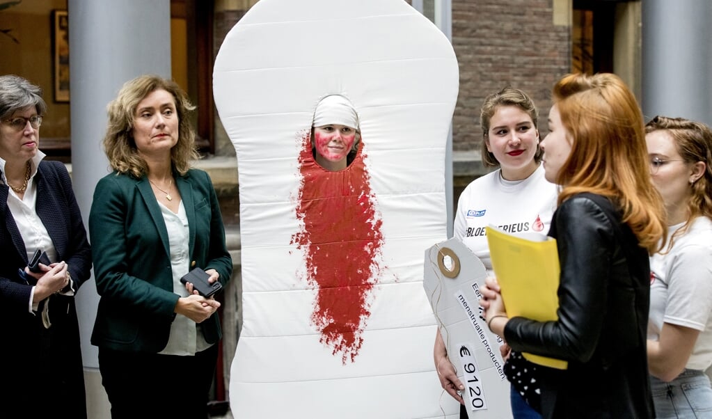 Medewerkers van Girls Rights Watch bieden in november 2019 een petitie aan in de Tweede Kamer voor meer onderzoek naar menstruatie-armoede. (beeld anp / Koen van Weel)