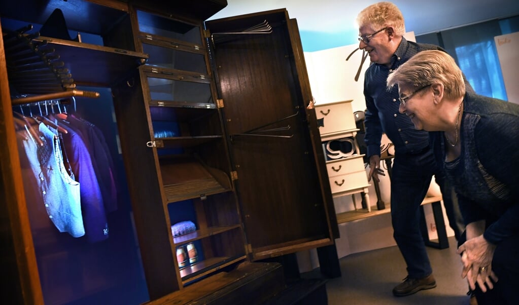 Bewoners Harrie en Joke bij Miets klankkast in zorgcentrum Engelsbergen. (beeld Marcel van den Bergh)