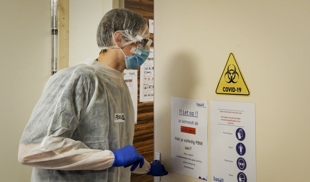 Zorgmedewerkers aan het werk met positief geteste coronapatiënten. (beeld anp / Robin van Lonkhuijsen)