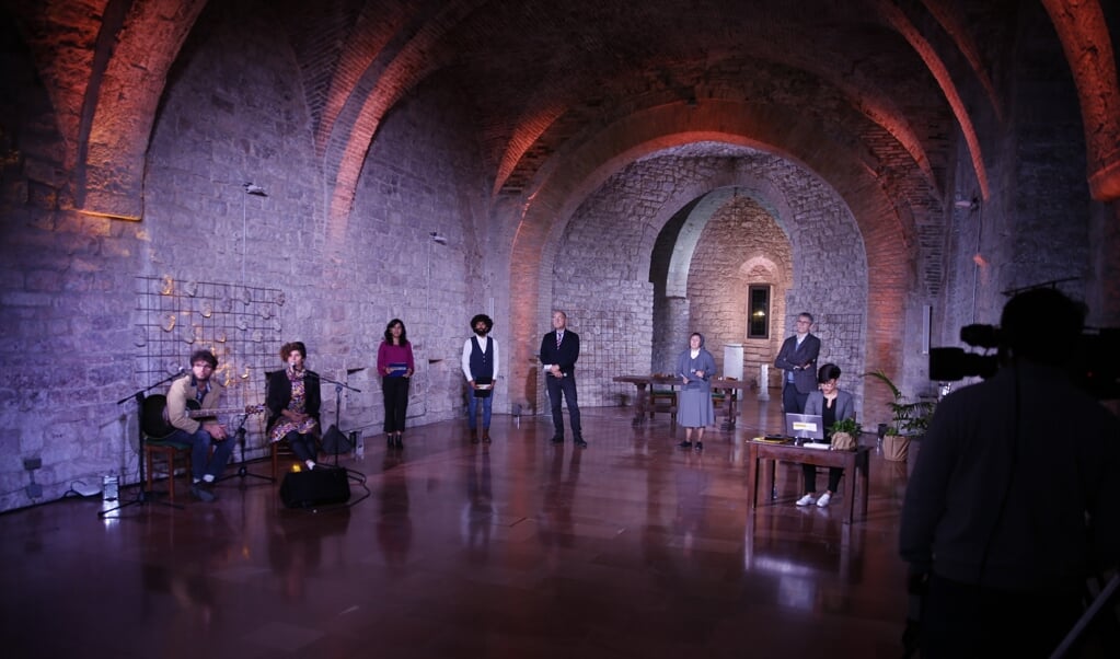 Coronaproof kwam een klein aantal sprekers in Assisi bijeen voor 'De economie van Franciscus', terwijl honderden andere jonge economen, ondernemers en 'change makers' virtueel aansloten. (beeld the economy of francesco)