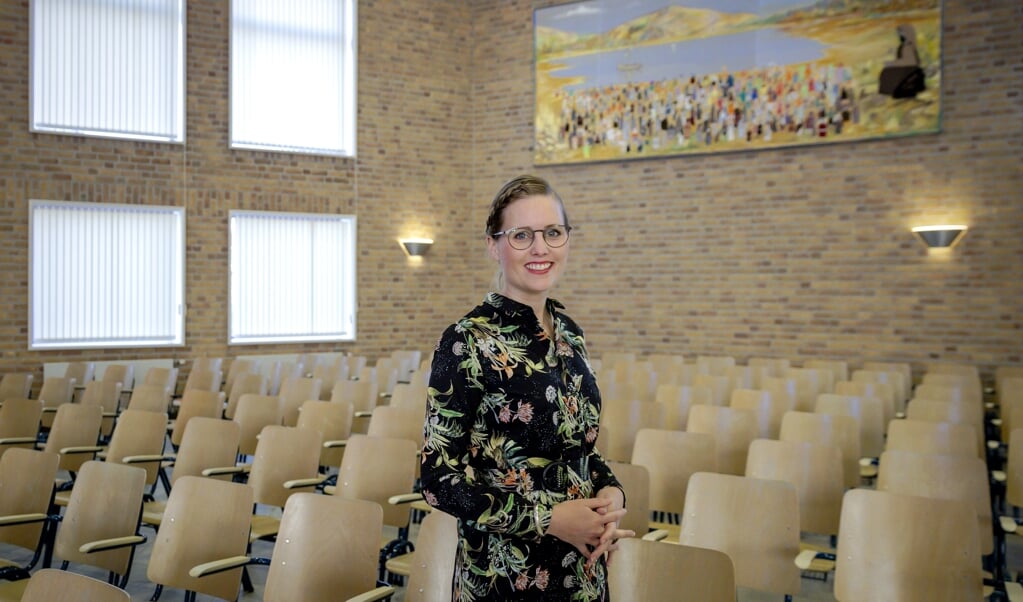 Almatine Leene in het kerkgebouw van Hattem-Noord, waar ze predikant is. (beeld anp / Robin van Lonkhuijsen)