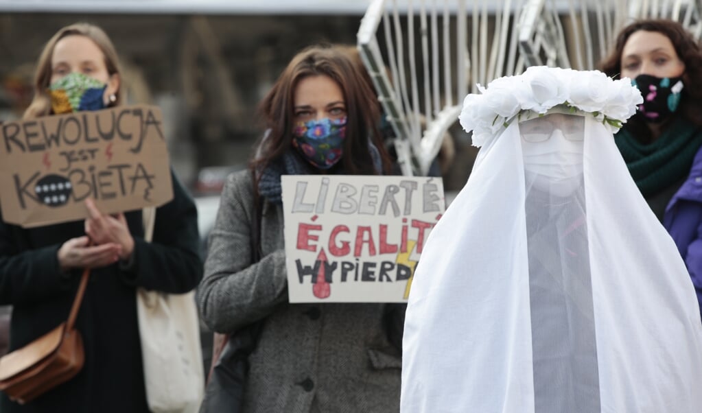 In Brussel wordt steun betuigd aan de protesten van Poolse vrouwen tegen de abortuswetgeving in hun land. (beeld epa / Olivier Hoslet)