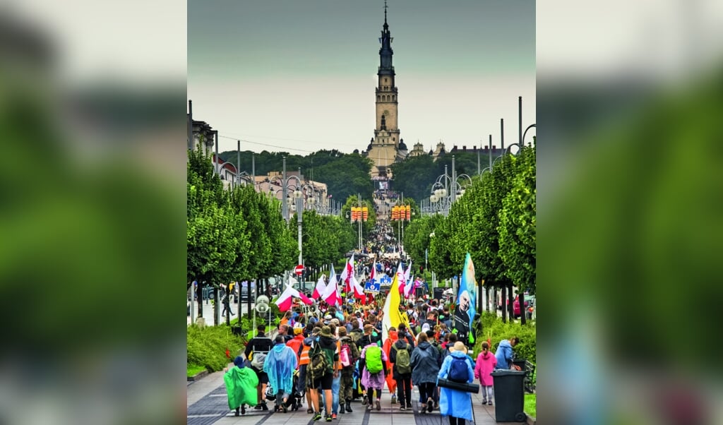 Zowel eenlingen als groepen ondernemen jaarlijks de pelgrimage naar het Poolse klooster van Jasna Góra. (beeld ND)